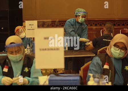 Un fonctionnaire reçoit le vaccin contre le coronavirus Covid-19 au cours d'une vaccination de masse des fonctionnaires et des travailleurs de première ligne à Bogor City, en Indonésie, en 1 mars 2021. (Photo par Adriana Adie/NurPhoto) Banque D'Images