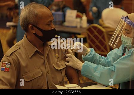 Un fonctionnaire reçoit le vaccin contre le coronavirus Covid-19 au cours d'une vaccination de masse des fonctionnaires et des travailleurs de première ligne à Bogor City, en Indonésie, en 1 mars 2021. (Photo par Adriana Adie/NurPhoto) Banque D'Images