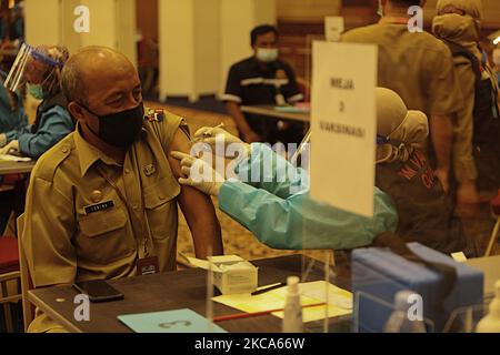 Un fonctionnaire reçoit le vaccin contre le coronavirus Covid-19 au cours d'une vaccination de masse des fonctionnaires et des travailleurs de première ligne à Bogor City, en Indonésie, en 1 mars 2021. (Photo par Adriana Adie/NurPhoto) Banque D'Images