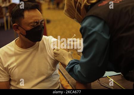 Un fonctionnaire reçoit le vaccin contre le coronavirus Covid-19 au cours d'une vaccination de masse des fonctionnaires et des travailleurs de première ligne à Bogor City, en Indonésie, en 1 mars 2021. (Photo par Adriana Adie/NurPhoto) Banque D'Images