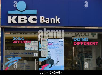 Logo KBC Bank vu dans le centre-ville de Dublin lors du verrouillage COVID-19 de niveau 5. Bank of Ireland devrait fermer 103 succursales à travers l'île d'Irlande, l'accélération de la banque numérique ayant désormais atteint son « point critique ». Au total, 88 succursales en République d'Irlande fermera 169, et 15 succursales en Irlande du Nord fermera 13. Lundi, 1 mars 2021, à Dublin, Irlande. (Photo par Artur Widak/NurPhoto) Banque D'Images