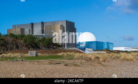 Le site nucléaire de Sizewell comprend deux centrales nucléaires, dont une est encore opérationnelle, situées près du petit village de pêcheurs de Sizewell Banque D'Images