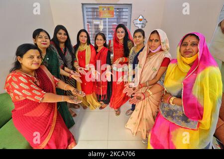 Parti Bhartiya Janta Mahila Morcha les membres appliquent 'Mehendi' sur leurs mains à l'approche de la visite du président national du BJP JP JP à Jaipur, Rajasthan, Inde, 01 mars,2021.(photo de Vishal Bhatnagar/NurPhoto) Banque D'Images