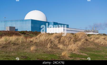 Le site nucléaire de Sizewell comprend deux centrales nucléaires, dont une est encore opérationnelle, situées près du petit village de pêcheurs de Sizewell Banque D'Images