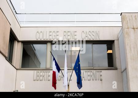 Chanteloup-les-Vignes, France, 4 février 2021. La façade de l'université de René Cassin. Ce collège est l'une des écoles qui ont bénéficié du programme « les cite Educatifs ». Ce programme établit un plan d'action visant à réduire les inégalités territoriales et à promouvoir le succès des enfants. (Photo par Emeric Fohlen/NurPhoto) Banque D'Images