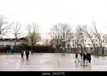 Chanteloup-les-Vignes, France, 4 février 2021. Enfants jouant dans l'aire de jeux de Rene Cassin College. Ce collège est l'une des écoles qui ont bénéficié du programme « les cite Educatifs ». Ce programme établit un plan d'action visant à réduire les inégalités territoriales et à promouvoir le succès des enfants. (Photo par Emeric Fohlen/NurPhoto) Banque D'Images