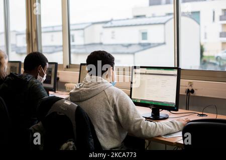 Chanteloup-les-Vignes, France, 4 février 2021. Élèves en cours d'informatique au Rene Cassin College. Ce collège est l'une des écoles qui ont bénéficié du programme « les cite Educatifs ». Ce programme établit un plan d'action visant à réduire les inégalités territoriales et à promouvoir le succès des enfants. (Photo par Emeric Fohlen/NurPhoto) Banque D'Images