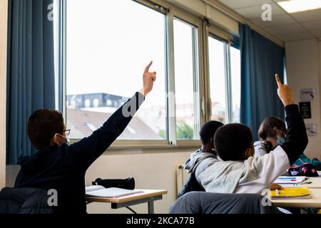 Chanteloup-les-Vignes, France, 4 février 2021. Les enfants élèvent leurs mains en classe anglaise au Rene Cassin College. Ce collège est l'une des écoles qui ont bénéficié du programme « les cite Educatifs ». Ce programme établit un plan d'action visant à réduire les inégalités territoriales et à promouvoir le succès des enfants. (Photo par Emeric Fohlen/NurPhoto) Banque D'Images