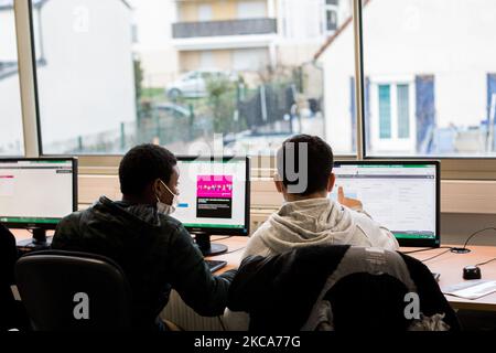 Chanteloup-les-Vignes, France, 4 février 2021. Élèves en cours d'informatique au Rene Cassin College. Ce collège est l'une des écoles qui ont bénéficié du programme « les cite Educatifs ». Ce programme établit un plan d'action visant à réduire les inégalités territoriales et à promouvoir le succès des enfants. (Photo par Emeric Fohlen/NurPhoto) Banque D'Images