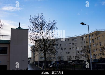 Chanteloup-les-Vignes, France, 4 février 2021. La mosquée Okba Ibn Nafi dans la ville de Noe. La présence musulmane dans cette commune est principalement liée à l'industrie automobile. En effet, beaucoup sont d'anciens travailleurs du site Peugeot de Poissy, à quelques kilomètres de la ville. (Photo par Emeric Fohlen/NurPhoto) Banque D'Images