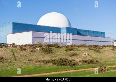 Le site nucléaire de Sizewell comprend deux centrales nucléaires, dont une est encore opérationnelle, situées près du petit village de pêcheurs de Sizewell Banque D'Images