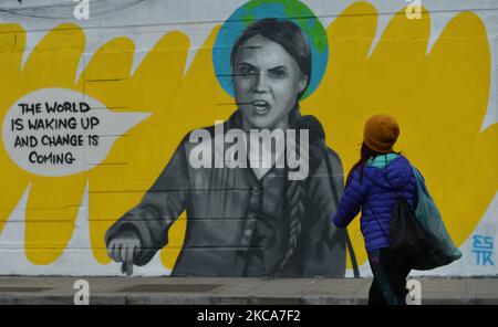 Une femme se promène à Dublin par l'artiste irlandais Emmalene Blake, représentant Greta Thunberg, une militante suédoise de l'environnement. Mardi, 2 mars 2021, à Dublin, Irlande. (Photo par Artur Widak/NurPhoto) Banque D'Images