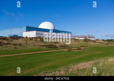 Le site nucléaire de Sizewell comprend deux centrales nucléaires, dont une est encore opérationnelle, situées près du petit village de pêcheurs de Sizewell Banque D'Images