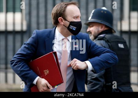 Le secrétaire d'État à la Santé et aux soins sociaux Matt Hancock, député conservateur du Suffolk de l'Ouest du Parti, se penche pour une salutation au coude-à-coude avec le ministre du déploiement des vaccins Covid Nadhim Zahawi (invisible) après avoir quitté le 10 Downing Street à Londres, en Angleterre, sur 2 mars 2021. (Photo de David Cliff/NurPhoto) Banque D'Images