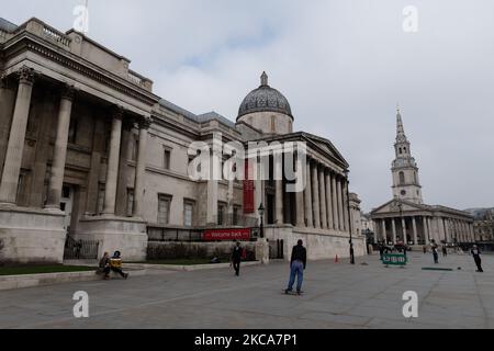 LONDRES, ROYAUME-UNI - 02 MARS 2021 : quelques personnes peuvent être vues oustide la National Gallery dans le centre de Londres alors que l'Angleterre reste sous troisième verrouillage pour réduire le nombre d'infections Covid-19, le 02 mars 2021 à Londres, Angleterre. Le chancelier Rishi Sunak doit annoncer ses plans d'impôts et de dépenses dans le budget 2021 de demain, en mettant l'accent sur les mesures visant à soutenir la reprise économique du Royaume-Uni après la crise provoquée par la pandémie du coronavirus, y compris un programme de 5bn livres sterling pour les magasins et les entreprises d'accueil de High Street ainsi que 408m £ pour les musées, théâtres et galeries. (Photo de Wiktor Szymano Banque D'Images