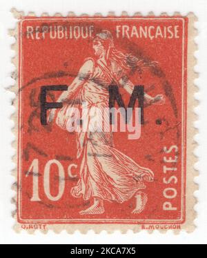 FRANCE - 1907 : un timbre militaire rouge de 10 centimes représentant l'allégorie "Marianna Sower". Conçu par Louis-Eugène Mouchon. Peintre français, graphiste, médaillé, graveur et sculpteur Banque D'Images