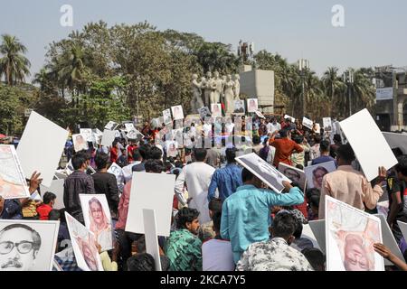 Bangladesh Chhatra League (BCL) proteste contre des manifestants de l'opposition à Dhaka, au Bangladesh, sur 02 mars 2021, à la suite de la mort en prison d'un écrivain bangladais Mustak Ahmed, arrêté en vertu de la loi sur la sécurité numérique. (Photo de Kazi Salahuddin Razu/NurPhoto) Banque D'Images