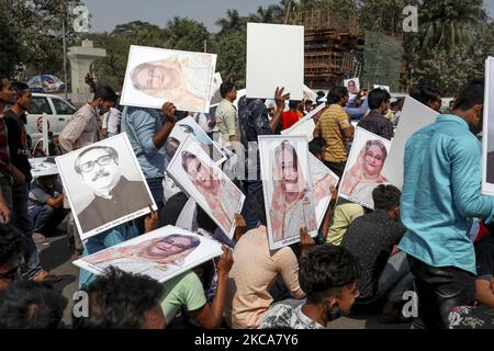 Bangladesh Chhatra League (BCL) proteste contre des manifestants de l'opposition à Dhaka, au Bangladesh, sur 02 mars 2021, à la suite de la mort en prison d'un écrivain bangladais Mustak Ahmed, arrêté en vertu de la loi sur la sécurité numérique. (Photo de Kazi Salahuddin Razu/NurPhoto) Banque D'Images