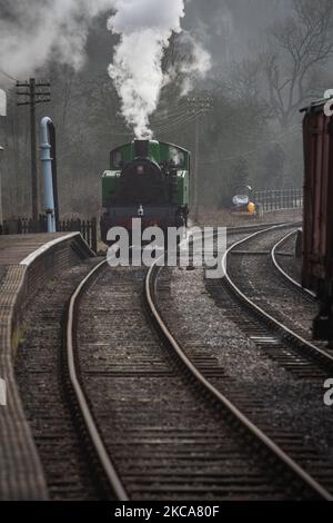 Un train à vapeur dans le chemin de fer patrimonial de Churnet Valley Banque D'Images
