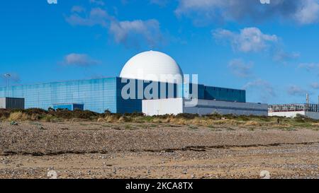 Le site nucléaire de Sizewell comprend deux centrales nucléaires, dont une est encore opérationnelle, situées près du petit village de pêcheurs de Sizewell Banque D'Images