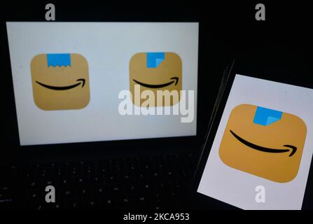 Illustration de l'application Amazon Shopping affichée sur l'écran d'un téléphone mobile devant une ancienne (L) et une nouvelle (R) icônes d'application Amazon Shopping affichées sur un écran. Amazon a changé tranquillement son icône de la nouvelle application Amazon Shopping, remplaçant le ruban bleu sur le dessus qui a suscité quelques comparaisons défavorables. Mercredi, 3 mars 2021, à Dublin, Irlande. (Photo par Artur Widak/NurPhoto) Banque D'Images