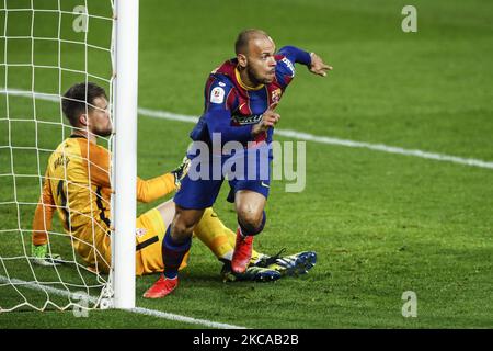 09 Martin Braithwaite du FC Barcelone marquant un but à 01 Vaclik du FC Séville lors du demi-finale de la Copa del Rey espagnole entre le FC Barcelone et le FC Séville au stade Camp Nou sur 03 mars 2021 à Barcelone, Espagne. (Photo par Xavier Bonilla/NurPhoto) Banque D'Images