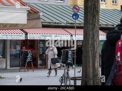 Signez sans oublier de porter les masques obligatoires. Les gens marchent dans le centre-ville de Munich sur 4 mars 2021. Le gouvernement a annoncé un plan de réouverture de l'économie allemande. Les magasins et rouvriront partiellement à partir de lundi. (Photo par Alexander Pohl/NurPhoto) Banque D'Images