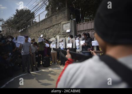 Des artistes de théâtre népalais du théâtre Shilpee font preuve de violence brutale au Myanmar lors d'une manifestation contre le coup d'État militaire devant l'ambassade du Myanmar à Lalitpur, au Népal, vendredi, à 5 mars 2021. (Photo de Narayan Maharajan/NurPhoto) Banque D'Images