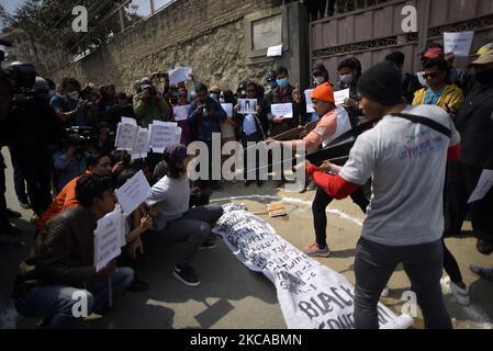 Des artistes de théâtre népalais du théâtre Shilpee font preuve de violence brutale au Myanmar lors d'une manifestation contre le coup d'État militaire devant l'ambassade du Myanmar à Lalitpur, au Népal, vendredi, à 5 mars 2021. (Photo de Narayan Maharajan/NurPhoto) Banque D'Images