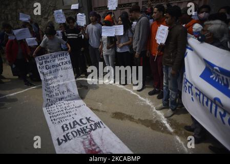 Des artistes de théâtre népalais du théâtre Shilpee font preuve de violence brutale au Myanmar lors d'une manifestation contre le coup d'État militaire devant l'ambassade du Myanmar à Lalitpur, au Népal, vendredi, à 5 mars 2021. (Photo de Narayan Maharajan/NurPhoto) Banque D'Images