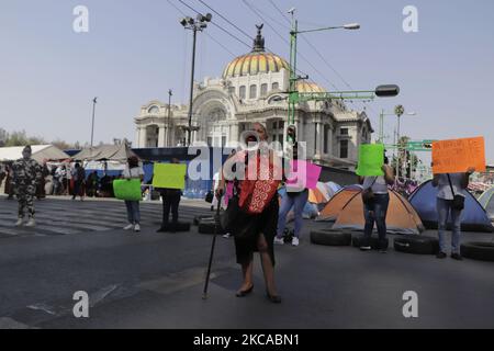 Marchands et voisins présumés du Centre historique de Mexico, démontrés sur Eje Central et Juarez Avenue pendant l'urgence sanitaire COVID-19 et le feu de circulation épidémiologique orange, Demander l'expulsion de membres du mouvement arassien indigène et de la communauté Triqui maintiennent un siège dans la région et qui demandent l'intervention des autorités fédérales et de la Garde nationale après avoir été victimes de déplacements forcés dans l'État d'Oaxaca dans la région de Tierra Blanca, Copala, Oaxaca. Les manifestants ont déclaré que les sit-in mis en place par ces communautés autochtones s'affoient Banque D'Images