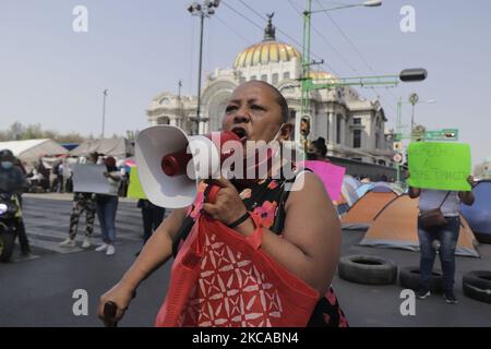 Marchands et voisins présumés du Centre historique de Mexico, démontrés sur Eje Central et Juarez Avenue pendant l'urgence sanitaire COVID-19 et le feu de circulation épidémiologique orange, Demander l'expulsion de membres du mouvement arassien indigène et de la communauté Triqui maintiennent un siège dans la région et qui demandent l'intervention des autorités fédérales et de la Garde nationale après avoir été victimes de déplacements forcés dans l'État d'Oaxaca dans la région de Tierra Blanca, Copala, Oaxaca. Les manifestants ont déclaré que les sit-in mis en place par ces communautés autochtones s'affoient Banque D'Images