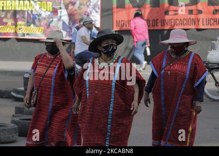 Les membres du mouvement Artisan indigène et de la communauté Triqui ont maintenu un siège sur Eje Central et l'avenue Juarez pendant l'urgence sanitaire COVID-19 et le feu de circulation épidémiologique orange, ont été rébutés par un groupe de manifestants composés de marchands et de prétendus voisins de la région qui ont exigé leur expulsion parce qu'ils affectent le commerce local et la circulation, ont-ils dit. (Photo de Gerardo Vieyra/NurPhoto) Banque D'Images