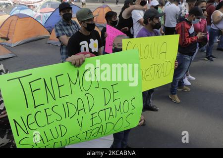 Marchands et voisins présumés du Centre historique de Mexico, démontrés sur Eje Central et Juarez Avenue pendant l'urgence sanitaire COVID-19 et le feu de circulation épidémiologique orange, Demander l'expulsion de membres du mouvement arassien indigène et de la communauté Triqui maintiennent un siège dans la région et qui demandent l'intervention des autorités fédérales et de la Garde nationale après avoir été victimes de déplacements forcés dans l'État d'Oaxaca dans la région de Tierra Blanca, Copala, Oaxaca. Les manifestants ont déclaré que les sit-in mis en place par ces communautés autochtones s'affoient Banque D'Images