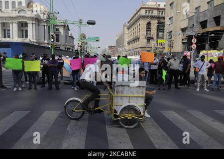 Marchands et voisins présumés du Centre historique de Mexico, démontrés sur Eje Central et Juarez Avenue pendant l'urgence sanitaire COVID-19 et le feu de circulation épidémiologique orange, Demander l'expulsion de membres du mouvement arassien indigène et de la communauté Triqui maintiennent un siège dans la région et qui demandent l'intervention des autorités fédérales et de la Garde nationale après avoir été victimes de déplacements forcés dans l'État d'Oaxaca dans la région de Tierra Blanca, Copala, Oaxaca. Les manifestants ont déclaré que les sit-in mis en place par ces communautés autochtones s'affoient Banque D'Images