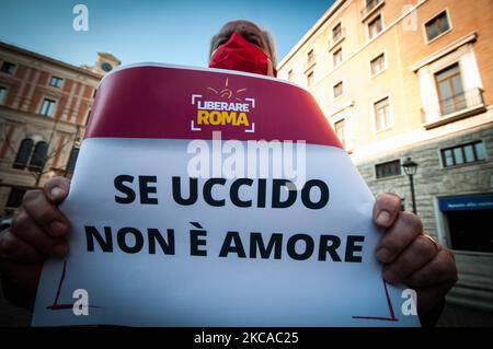 Les hommes appartenant à la coordination de la ville 'Liberare Roma', portant des masques rouges comme un symbole distinctif, participent à une foule éclair pour manifester contre la violence masculine contre les femmes, sur 04 mars 2021 à la Piazza San Silvestro dans le centre de Rome. Les hommes de 'Liberare Roma' ont protesté contre l'augmentation de la violence contre les femmes après la pandémie et les lock-out ultérieurs, portant des masques rouges sur 4 mars 2021 à Rome, en Italie. (Photo par Andrea Ronchini/NurPhoto) Banque D'Images