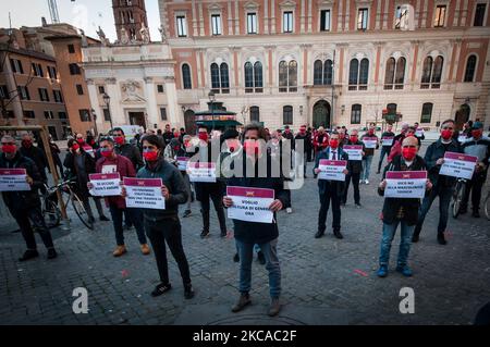 Les hommes appartenant à la coordination de la ville 'Liberare Roma', portant des masques rouges comme un symbole distinctif, participent à une foule éclair pour manifester contre la violence masculine contre les femmes, sur 04 mars 2021 à la Piazza San Silvestro dans le centre de Rome. Les hommes de 'Liberare Roma' ont protesté contre l'augmentation de la violence contre les femmes après la pandémie et les lock-out ultérieurs, portant des masques rouges sur 4 mars 2021 à Rome, en Italie. (Photo par Andrea Ronchini/NurPhoto) Banque D'Images