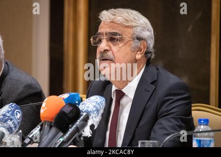 Mithat Sancar, co-président du Parti démocratique populaire (HDP) turc pro-kurde, a rejeté les accusations du gouvernement selon lesquelles des membres de son parti d'opposition avaient des liens avec des organisations terroristes et a répondu à des enquêtes judiciaires imminentes contre des responsables du parti lors d'une conférence de presse avec des journalistes à Istanbul, en Turquie, le 5 mars 2021. (Photo de Diego Cupolo/NurPhoto) Banque D'Images