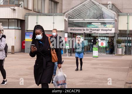 Les patients et le personnel du NHS marchent devant l'hôpital St Thomas situé dans le centre de Londres en face de Westminster sur 5 mars 2021, le gouvernement n'offrant que 1% de hausse de salaire aux travailleurs du NHS. Les chefs d'infirmières ont soulevé la perspective d'une action de grève. (Photo par Dominika Zarzycka/NurPhoto) Banque D'Images