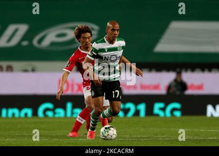 Joao Mario de Sporting CP (R ) vies avec le japonais Hidemasa Morita de CD Santa Clara pendant le match de football de la Ligue portugaise entre Sporting CP et CD Santa Clara au stade José Alvalade à Lisbonne, Portugal sur 5 mars 2021. (Photo par Pedro Fiúza/NurPhoto) Banque D'Images