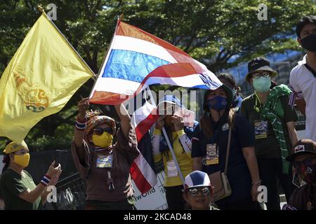 Les royalistes thaïlandais et les partisans du gouvernement tiennent des photos du roi thaïlandais Maha Vajiralongkorn Bodindradebayavarangkun et brandent des slogans lorsqu'ils participent à une manifestation pour s'opposer à l'appel des manifestants anti-gouvernement à réformer la monarchie, à Bangkok, Thaïlande, le 06 mars 2021. (Photo par Anusak Laowilas/NurPhoto) Banque D'Images