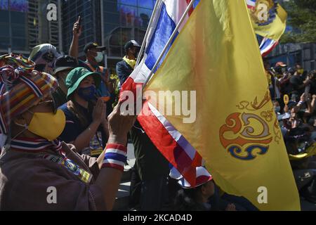 Les royalistes thaïlandais et les partisans du gouvernement tiennent des photos du roi thaïlandais Maha Vajiralongkorn Bodindradebayavarangkun et brandent des slogans lorsqu'ils participent à une manifestation pour s'opposer à l'appel des manifestants anti-gouvernement à réformer la monarchie, à Bangkok, Thaïlande, le 06 mars 2021. (Photo par Anusak Laowilas/NurPhoto) Banque D'Images