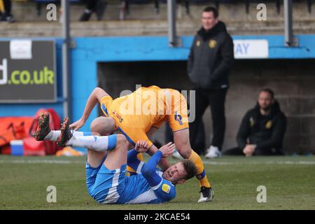 Farrend Rawson de Mansfield Town en action avec Scott Quigley de Barrow lors du match Sky Bet League 2 entre Barrow et Mansfield Town à la rue Holker, Barrow-in-Furness, le samedi 6th mars 2021. (Photo de Mark Fletcher/MI News/NurPhoto) Banque D'Images