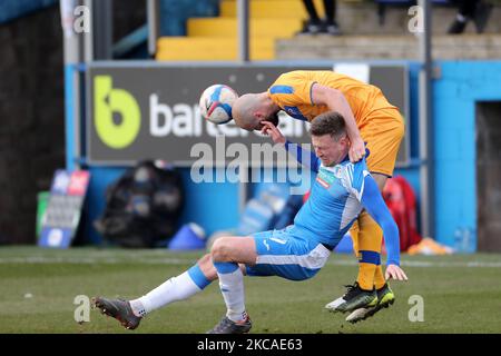 Farrend Rawson de Mansfield Town en action avec Scott Quigley de Barrow lors du match Sky Bet League 2 entre Barrow et Mansfield Town à la rue Holker, Barrow-in-Furness, le samedi 6th mars 2021. (Photo de Mark Fletcher/MI News/NurPhoto) Banque D'Images