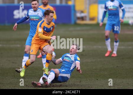 Josh Kay de Barrow en action avec Stephen Quinn de Mansfield Town pendant le match de la Sky Bet League 2 entre Barrow et Mansfield Town à la rue Holker, Barrow-in-Furness le samedi 6th mars 2021. (Photo de Mark Fletcher/MI News/NurPhoto) Banque D'Images