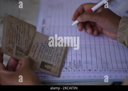 Un professionnel de la santé organise la liste des personnes népalaises au-dessus de 65 pour obtenir la première dose de COVID19 vaccins développés par Oxford- AstraZeneca PLC au Bal Kumari Health Post, Kirtipur, Katmandou, Népal dimanche, 7 mars, 2021. La deuxième phase de la vaccination nationale contre le coronavirus commence à partir d'aujourd'hui. (Photo de Narayan Maharajan/NurPhoto) Banque D'Images