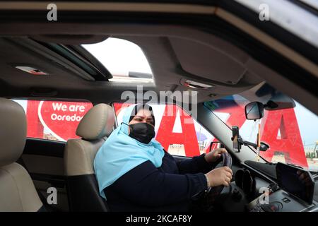 La première femme palestinienne à conduire un taxi dans la bande de Gaza, Nayla Abu Jubbah, 39 ans, est assise à son véhicule alors qu'elle travaille à Gaza, sur 7 mars 2021. La Journée internationale de la femme est célébrée dans le monde entier le 08 mars. (Photo de Majdi Fathi/NurPhoto) Banque D'Images