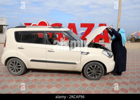 La première femme palestinienne à conduire un taxi dans la bande de Gaza, Nayla Abu Jubbah, 39 ans, est assise à son véhicule alors qu'elle travaille à Gaza, sur 7 mars 2021. La Journée internationale de la femme est célébrée dans le monde entier le 08 mars. (Photo de Majdi Fathi/NurPhoto) Banque D'Images