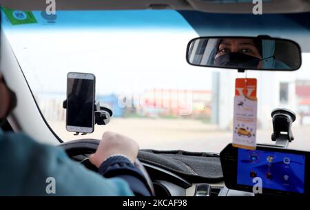 La première femme palestinienne à conduire un taxi dans la bande de Gaza, Nayla Abu Jubbah, 39 ans, est assise à son véhicule alors qu'elle travaille à Gaza, sur 7 mars 2021. La Journée internationale de la femme est célébrée dans le monde entier le 08 mars. (Photo de Majdi Fathi/NurPhoto) Banque D'Images