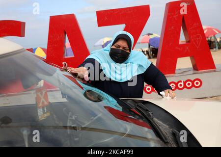La première femme palestinienne à conduire un taxi dans la bande de Gaza, Nayla Abu Jubbah, 39 ans, est assise à son véhicule alors qu'elle travaille à Gaza, sur 7 mars 2021. La Journée internationale de la femme est célébrée dans le monde entier le 08 mars. (Photo de Majdi Fathi/NurPhoto) Banque D'Images